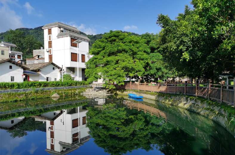 從化南平村是“中國美麗休閑鄉(xiāng)村”，水塘生態(tài)修復(fù)示范項(xiàng)目，通過小微水體整治工程，優(yōu)化農(nóng)村人居環(huán)境，擦亮農(nóng)村“顏值”，打造區(qū)域鄉(xiāng)村水塘治理的典范。